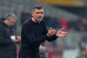 Sergio Conceicao applaude i suoi dalla panchina