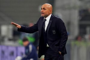 Spalletti dà indicazioni ai calciatori dell'Italia