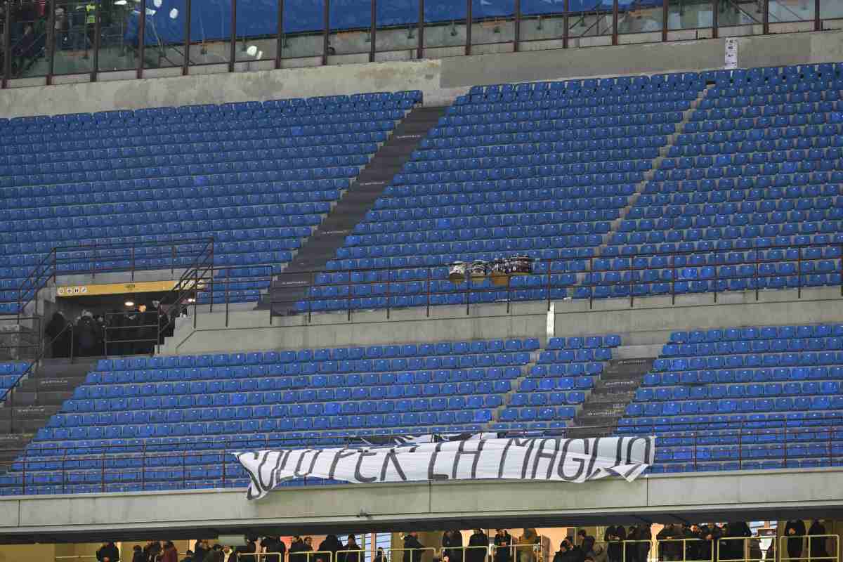 Striscione 'solo la maglia' dei tifosi del Milan a San Siro