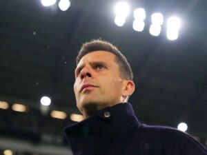 Thiago Motta osserva in panchina