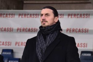 Zlatan Ibrahimovic osserva il Milan dalla tribuna